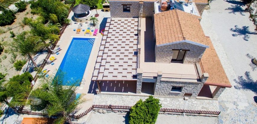 Paphos Simou 4 Bedroom Villa For Rent XRP003