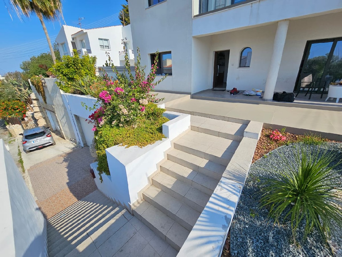 Paphos Emba 4 Bedroom House For Rent CRB006